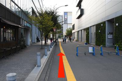 家電量販店から横の道までの画像