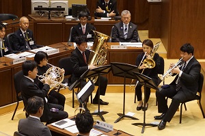 議場コンサート演奏の様子の写真