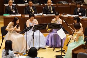 議場コンサート演奏の様子の写真