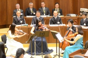 議場コンサート演奏の様子の写真