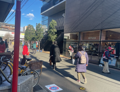 啓発にチラシを配る様子