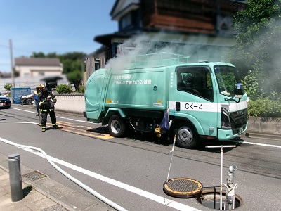 ごみ収集車両から白煙が出ている画像