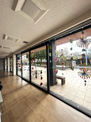 4月の窓装飾の写真