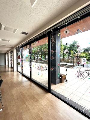 5月の窓装飾の写真