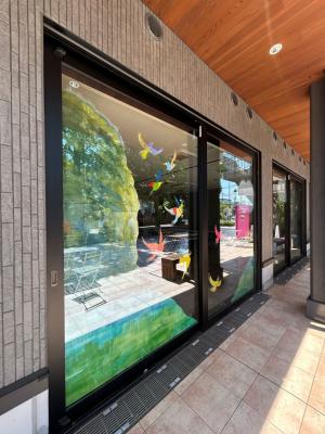 6月の窓装飾の写真