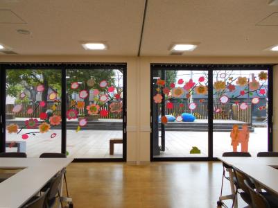 ふじみ交流プラザ3月窓ガラス装飾の写真