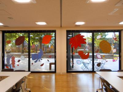 ふじみ交流プラザの11月の窓ガラスの装飾の写真