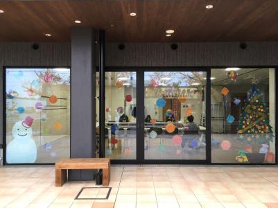 ふじみ交流プラザ12月窓ガラスクリスマス装飾の写真