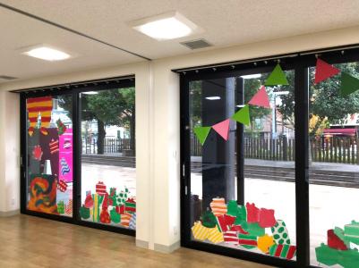 ふじみ交流プラザ12月窓ガラス装飾の写真