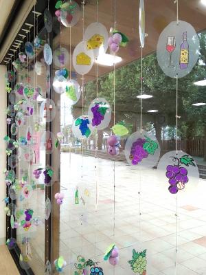 ふじみ交流プラザ10月の窓ガラスの装飾の写真