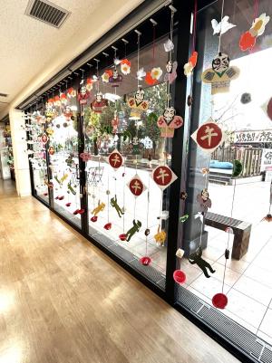 ふじみ交流プラザ1月窓ガラス装飾の写真