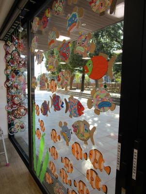 ふじみ交流プラザ2月窓ガラス装飾の写真