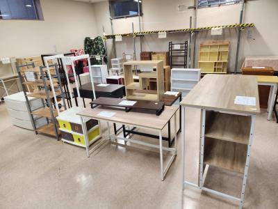 館内にメタルラックなどを展示している様子