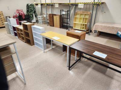 館内にテーブルやカラーボックスを展示している様子