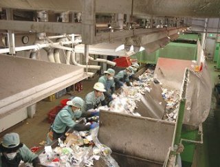 作業員の手により行われる分別作業の画像