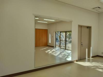飛田給ふれあいの家集会室内の鏡の写真